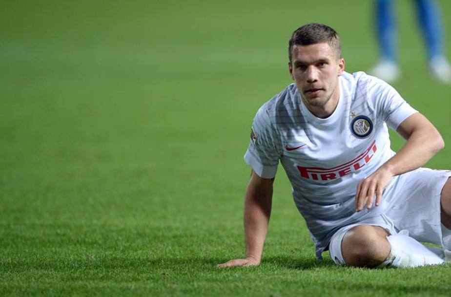 Lukas Podolski a terra. Il tedesco e l&#39;Inter oggi sono andati incontro ad una prova decisamente opaca. Afp 